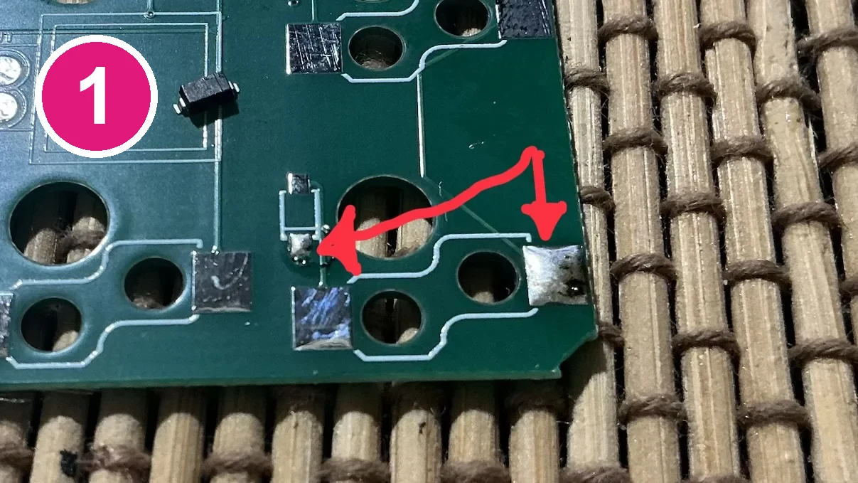 1. 片側のパッドに予備はんだを載せる
