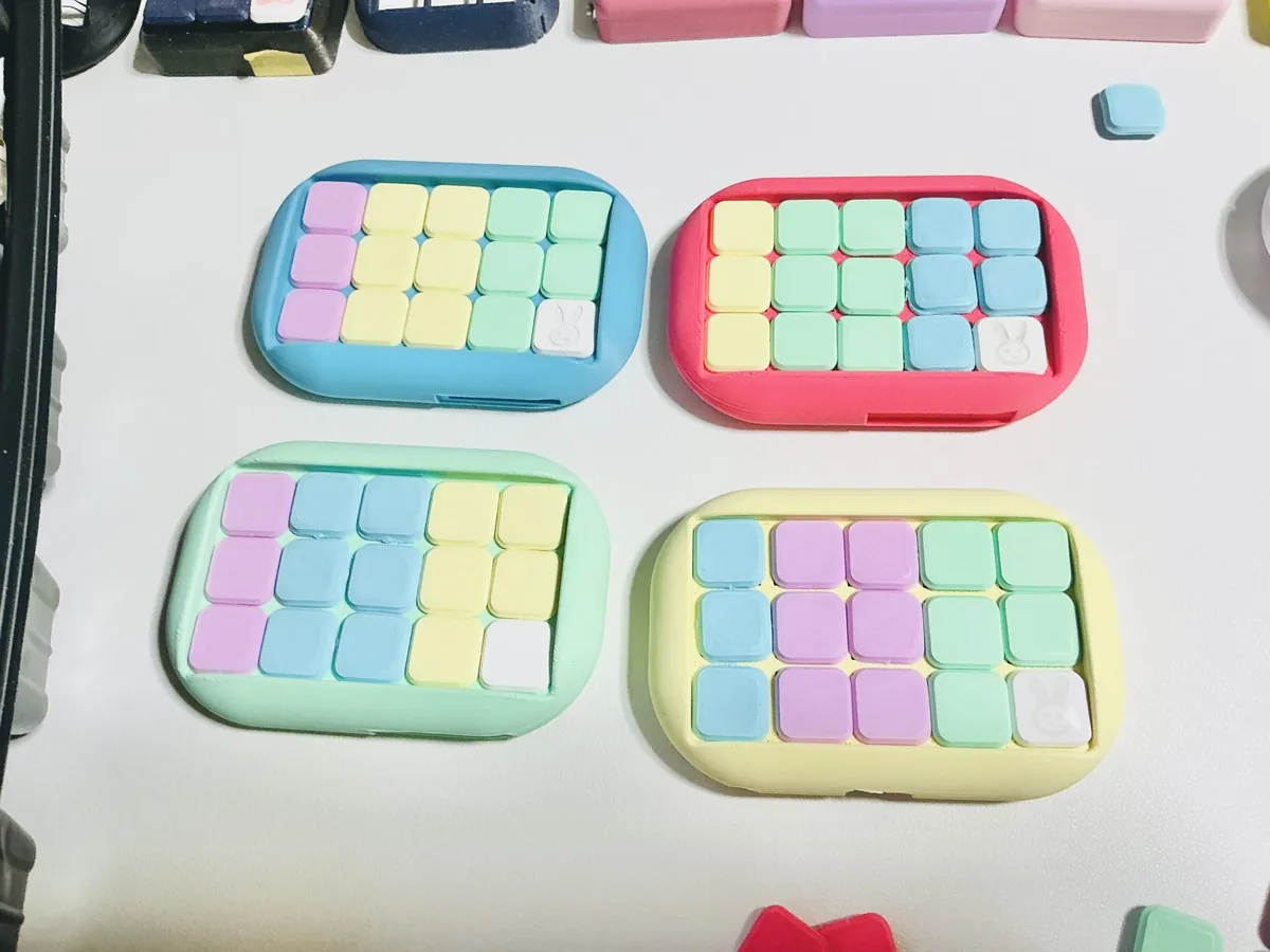 いろいろな色の PLA のケース